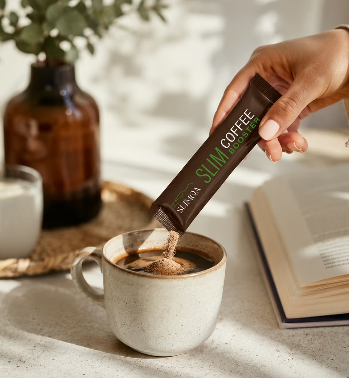 Slimqa Slim Coffee Booster – Sachet wird in Kaffee gegossen