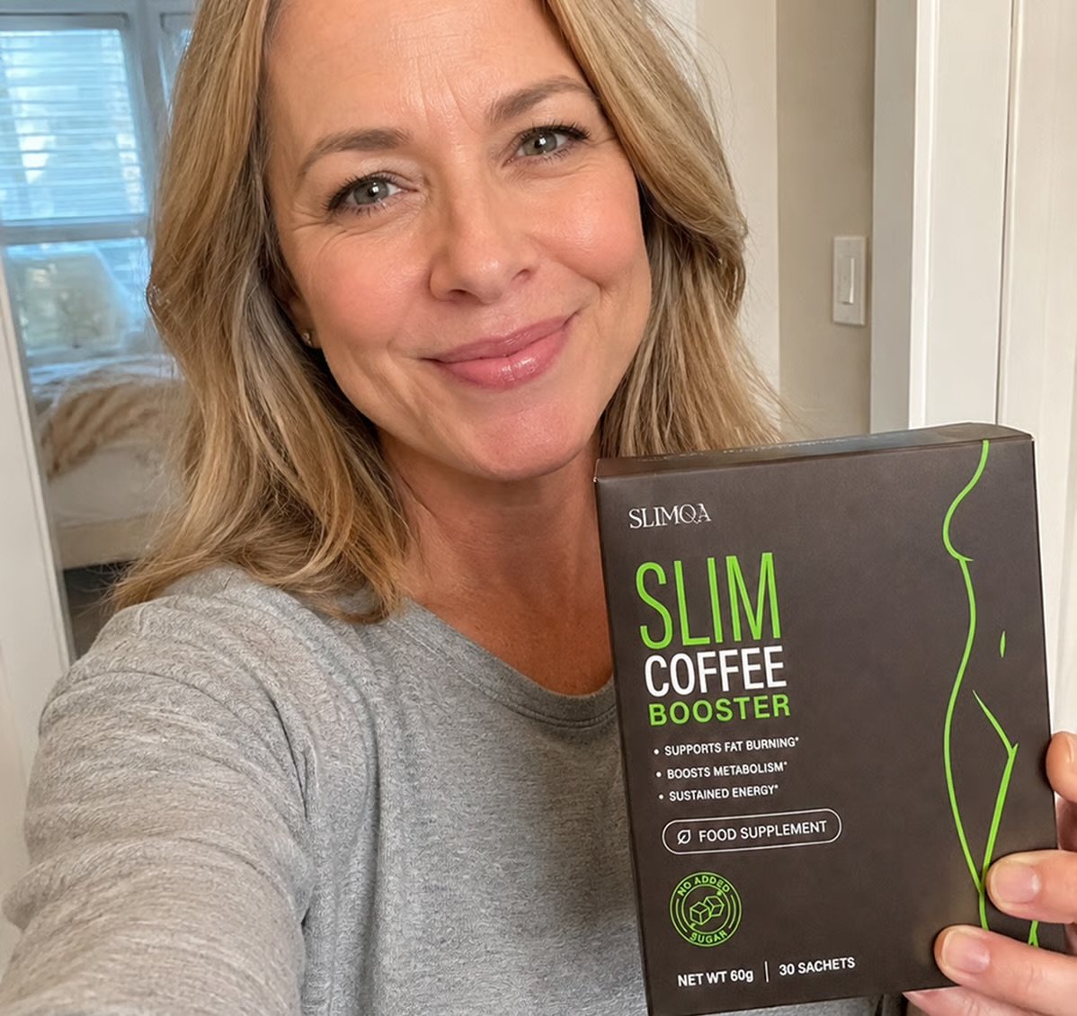 Frau hält Slimqa Slim Coffee Booster Packung
